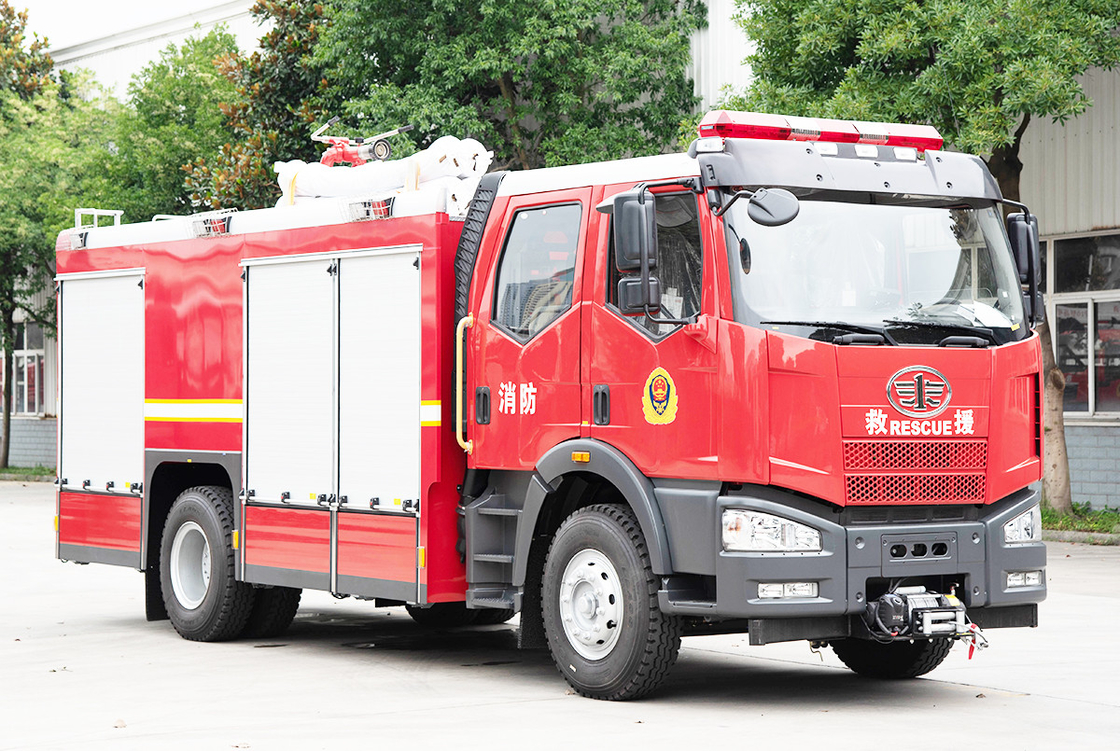 V6 4000L Water/Foam Tank Fire Fighting Truck Red With 2WD Or 4WD Drive System